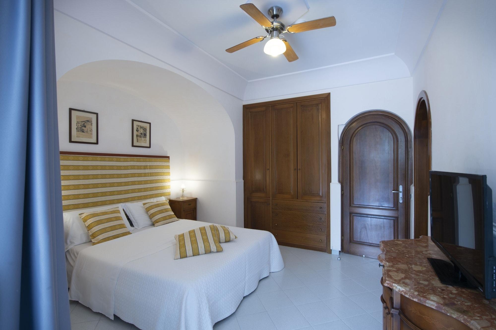 Maresca Hotel Praiano Exterior photo